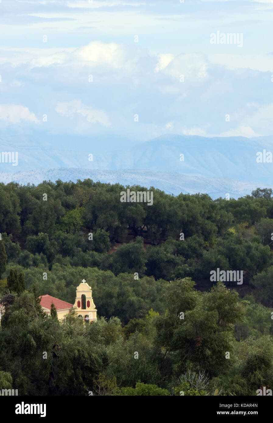 Eine grrek orthodoxe Kirche in den Bäumen an der Seite eines Berges versteckt unter den Wäldern auf der Seite eines Hügels Stockfoto