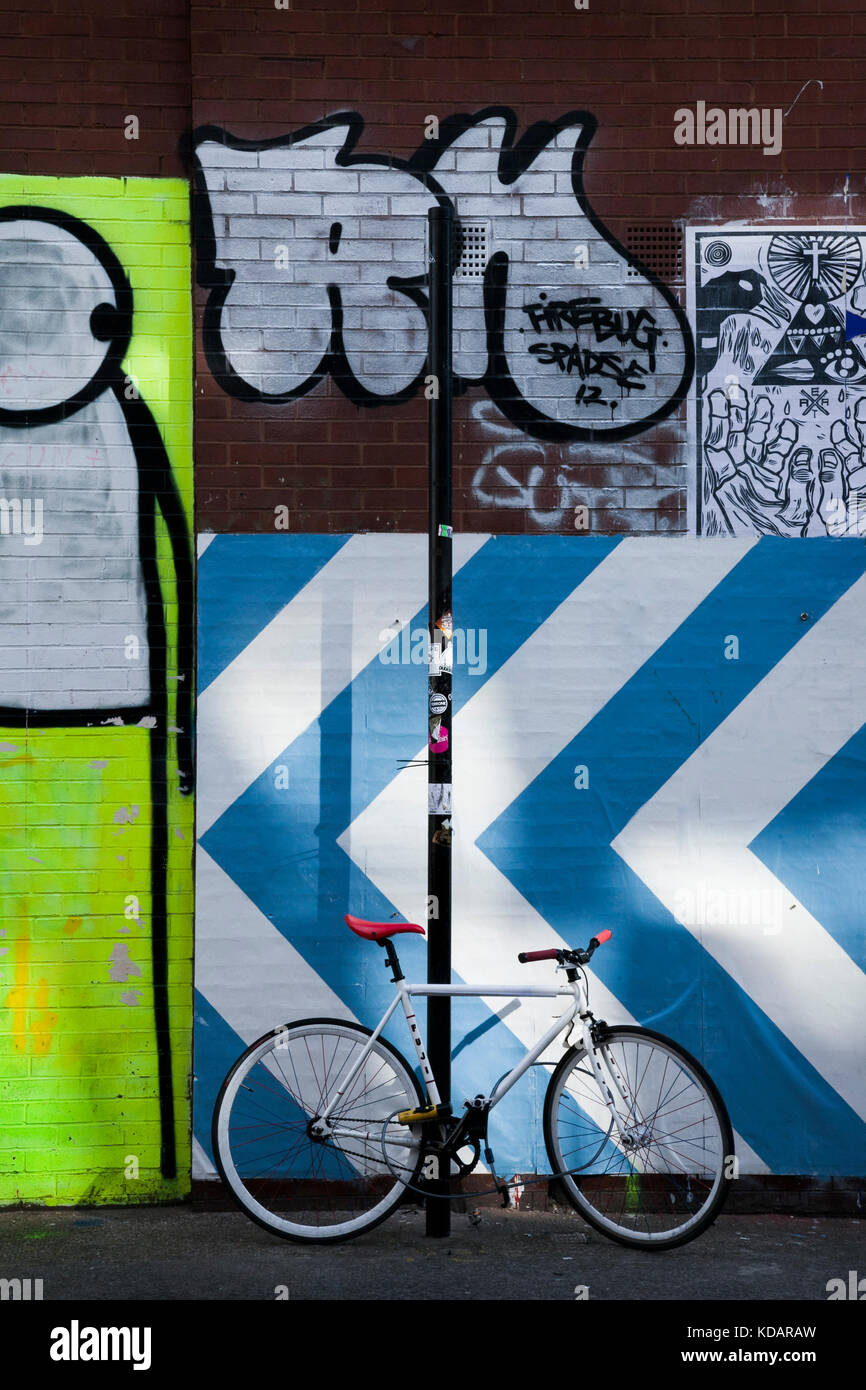 Fahrrad und Graffiti in Shoreditch, East London. Stockfoto