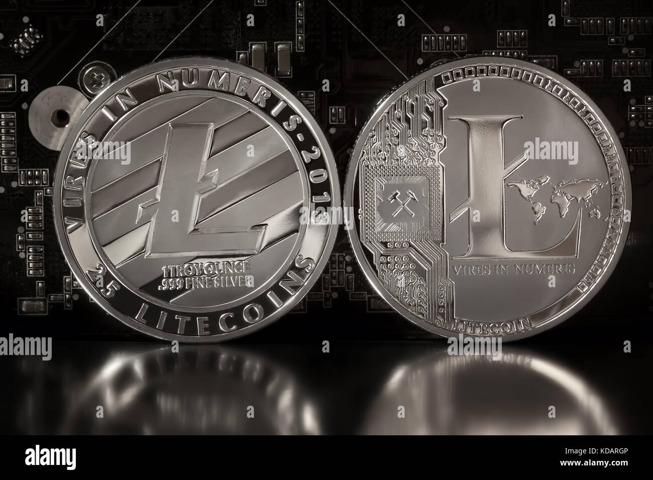 Ansicht des litecoin Münze (bitcoin harte Gabel) ist eine dezentralisierte Open-Source-crypto-Währung im Hintergrund einer Hauptplatine mit Mikroschaltungen Stockfoto