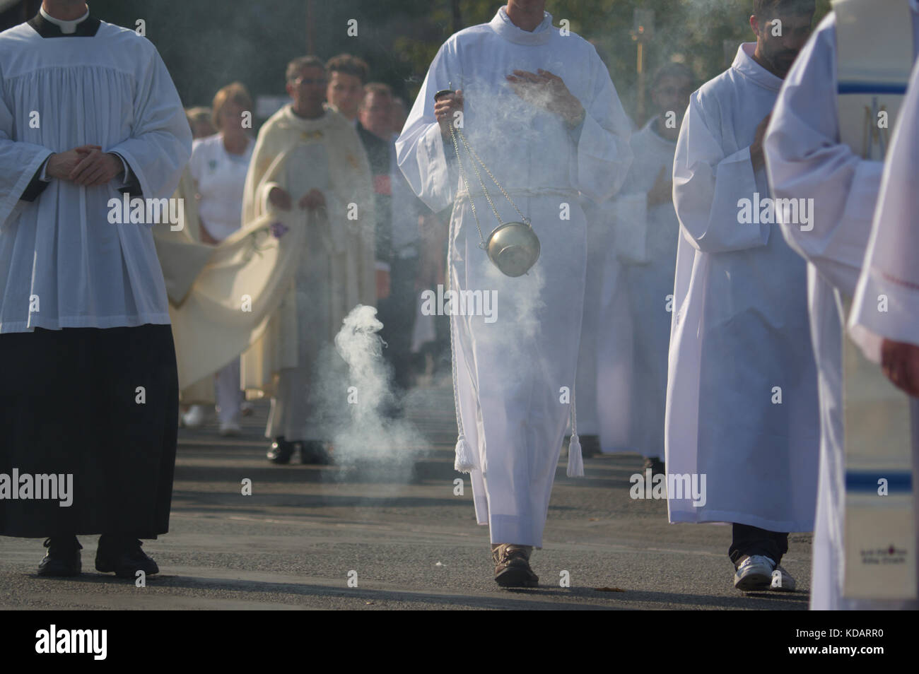 Prozession der Pilger und Priester in Lourdes, Frankreich Stockfoto