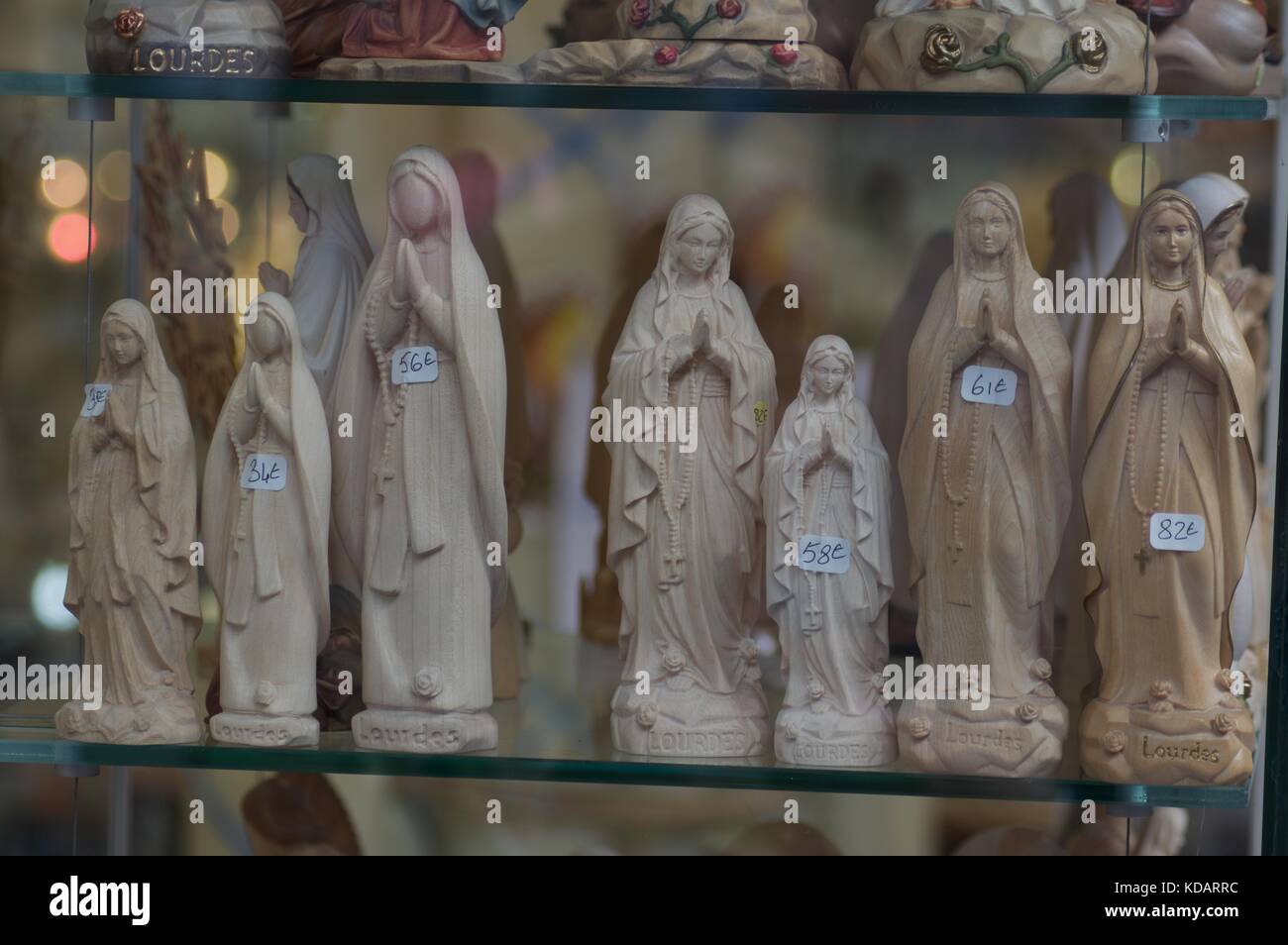 Jungfrau Maria Statuen auf Verkauf in Lourdes, Frankreich Stockfoto