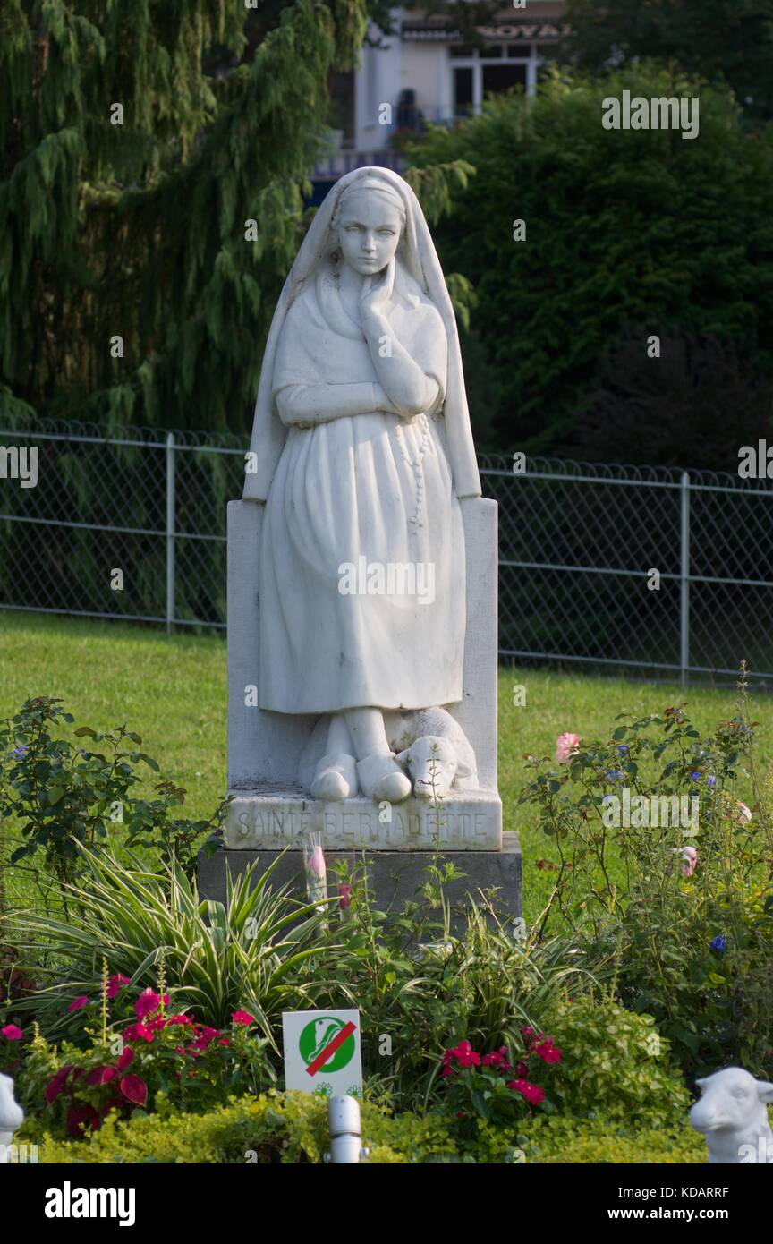 Statue von Bernadette Soubirous, Lourdes Stockfotografie - Alamy