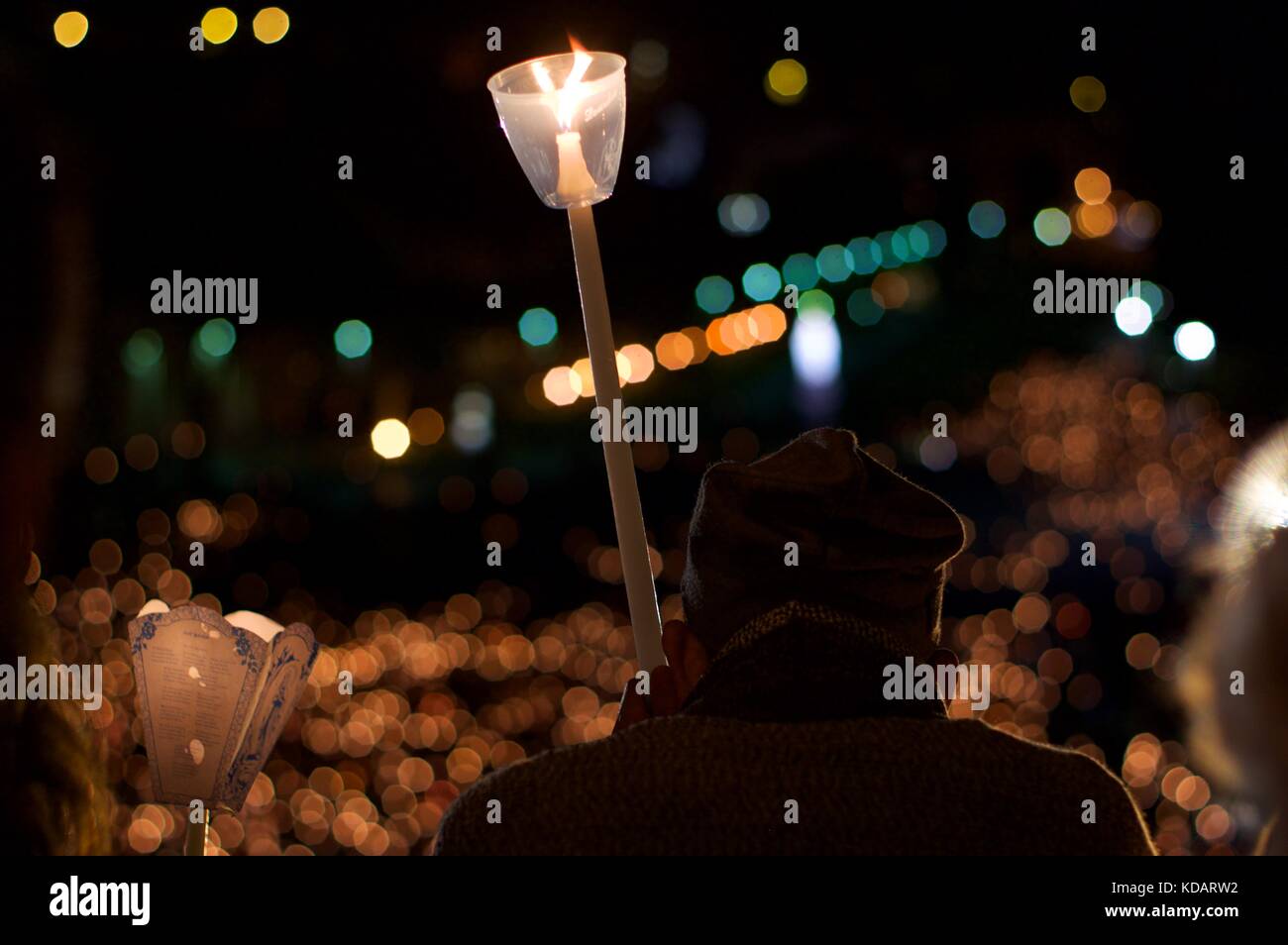 Am Abend bei Kerzenschein Prozession in Lourdes, Frankreich Stockfoto
