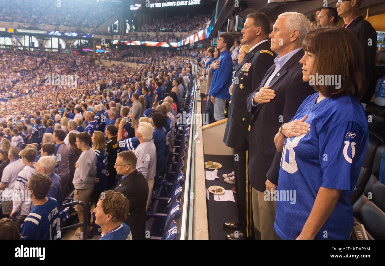 U.s. vice president Mike Pence, seine Frau Karen Pence, und Generalmajor Courtney s. Carr stehen für das Singen der Nationalhymne bei Lucas Oil Stadium vor Beginn der Indianapolis Colts Spiel gegen die San Francisco 49ers, 8. Oktober 2017 in Indianapolis, Indiana. Pence später das Spiel verlassen nach nfl Spieler durch eine Knie während der Hymne protestiert. Stockfoto