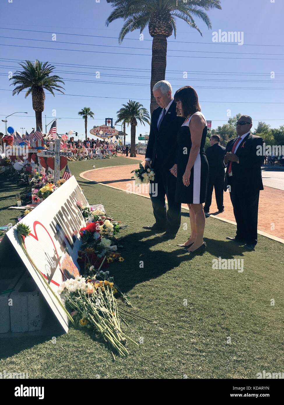 US-Vizepräsident Mike Pence und Karen Pence halten an einer Gedenkfeier für die Massenerschießopfer am Las Vegas Strip am 7. Oktober 2017 in Las Vegas, Nevada, inne. Stockfoto