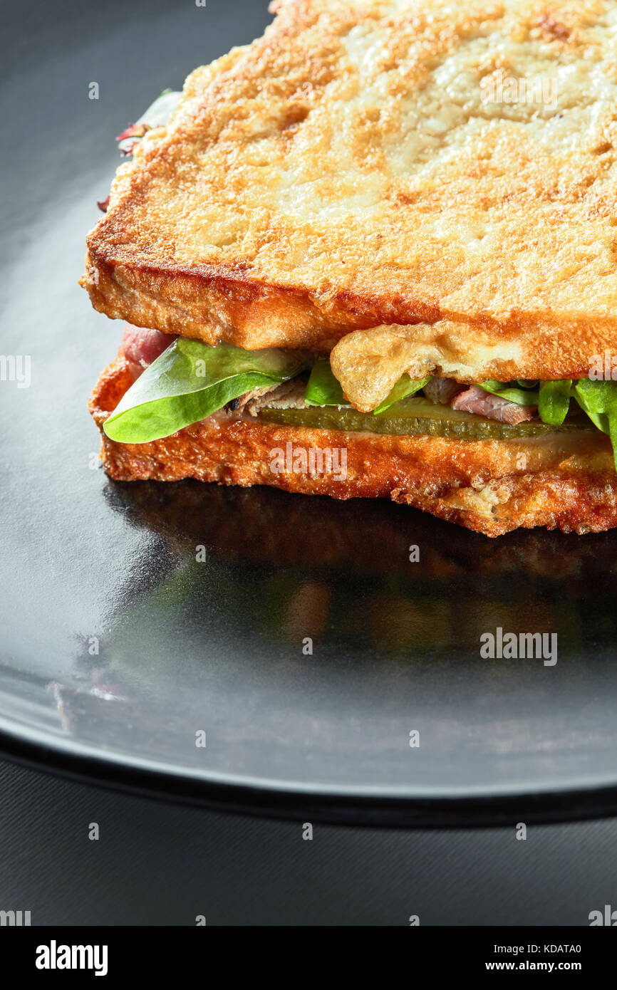 Köstlich knusprigen Bacon Sandwich auf einer Platte Stockfoto