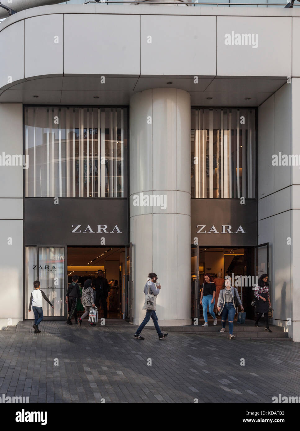 Haupteingang der Zara Einzelhandel Mode Shop in Rotunda Square,  Stierkampfarena, Birmingham, West Midlands, England, Großbritannien  Stockfotografie - Alamy