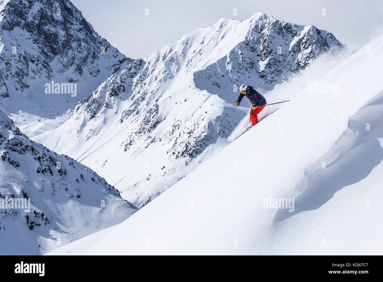 Extreme Skifahrer gehen durch steile Steigung Stockfoto