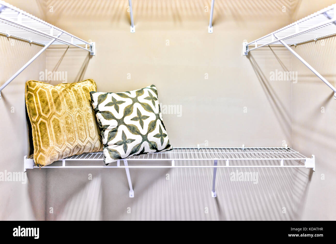 Grau Wohnzimmer In Neuem Stil Mit Diy Mobel Stuhl Muster Teppich Sofa Und Kreative Home Dekorationen Stockfotografie Alamy