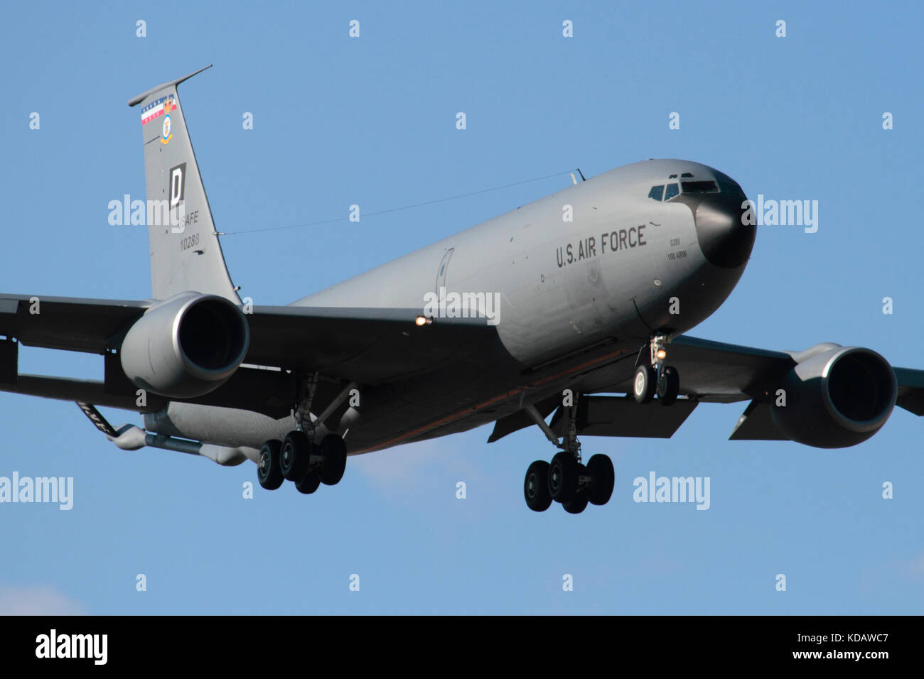 Nahaufnahme eines US Air Force KC-135 Stratotanker betanken Flugzeuge auf Ansatz. Militärische Luftfahrt. Stockfoto