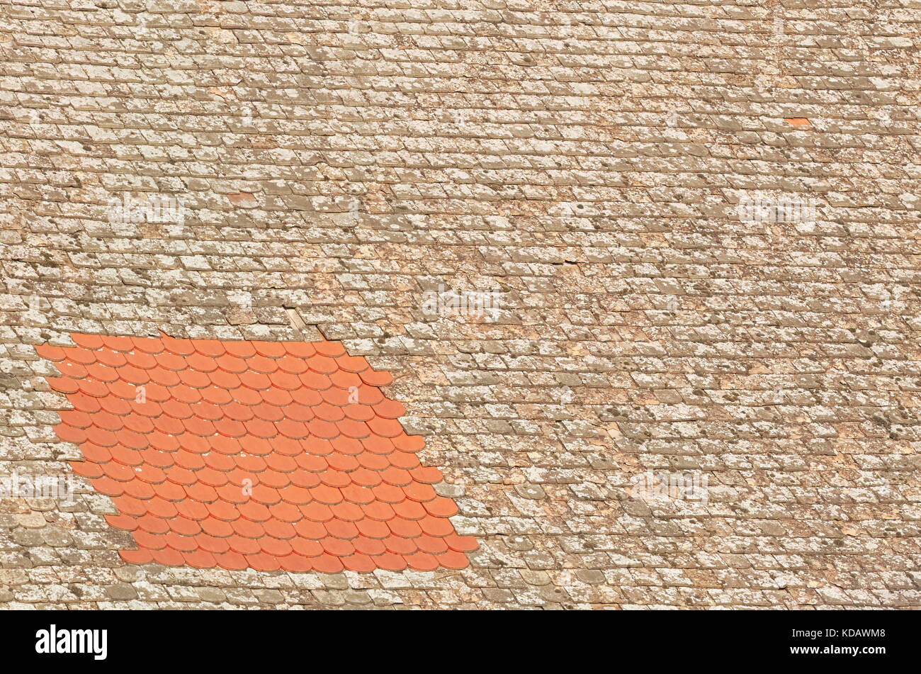 Rote Fliese repariert verwitterten texturierte Dachterrasse closeup Stockfoto