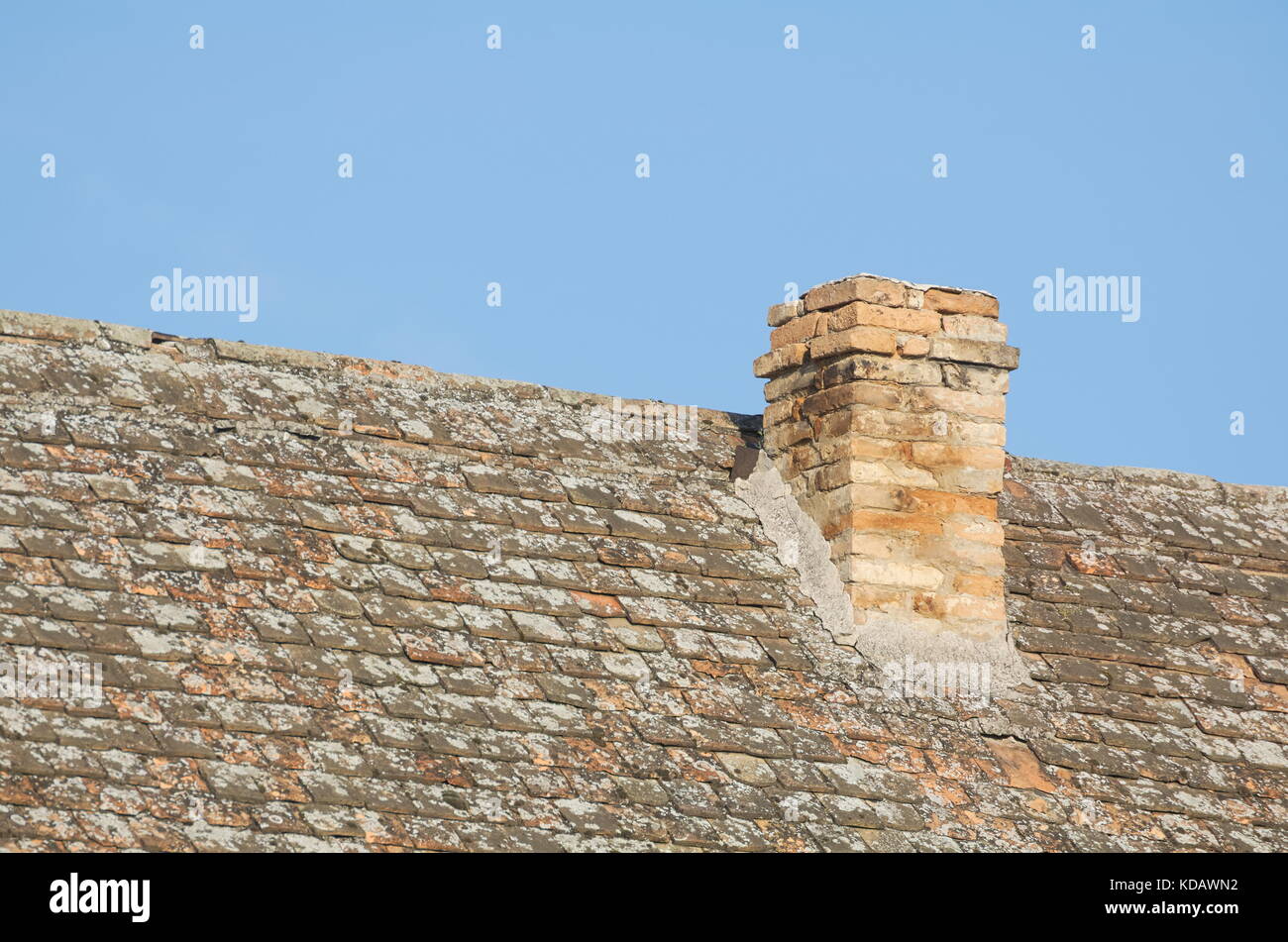 Alten Schornstein auf dem Dach verwittert und blauer Himmel Stockfoto