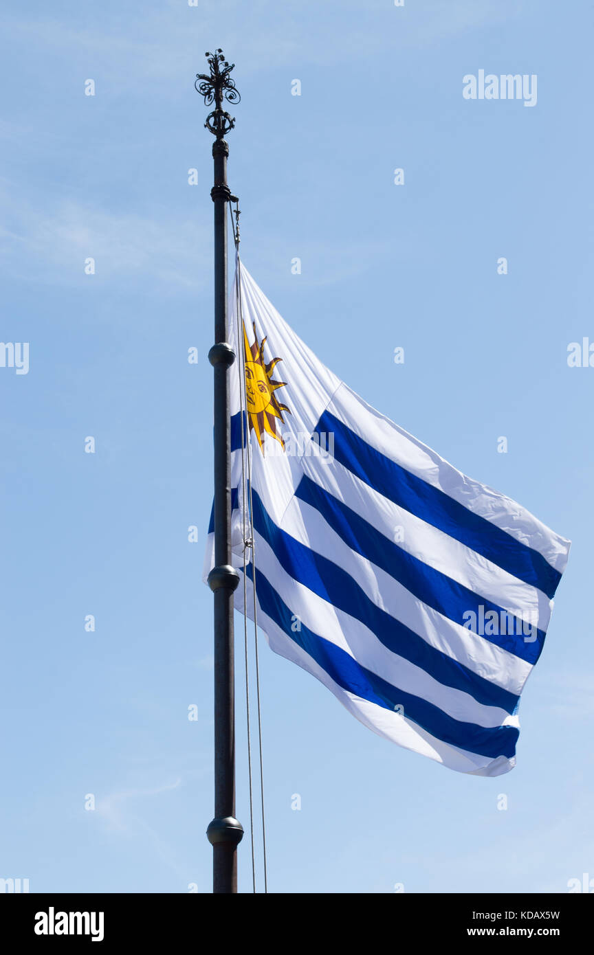 Flagge Uruguays schwenkt in klarem Himmel Stockfoto