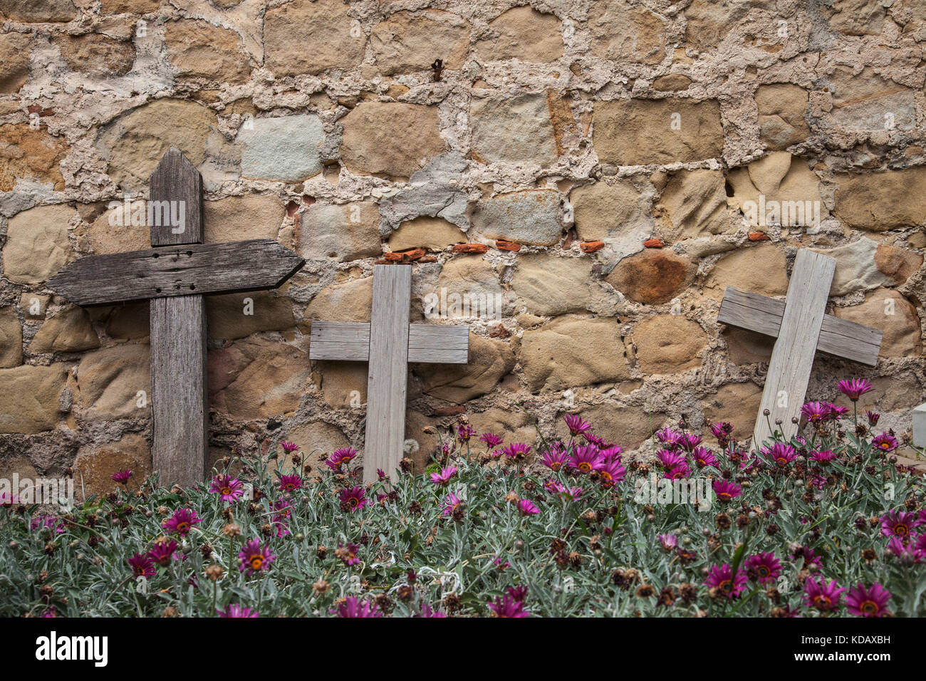 Grabmarkierung außerhalb Mausoleum, Mission Santa Barbara, Santa Barbara, Kalifornien, USA Stockfoto