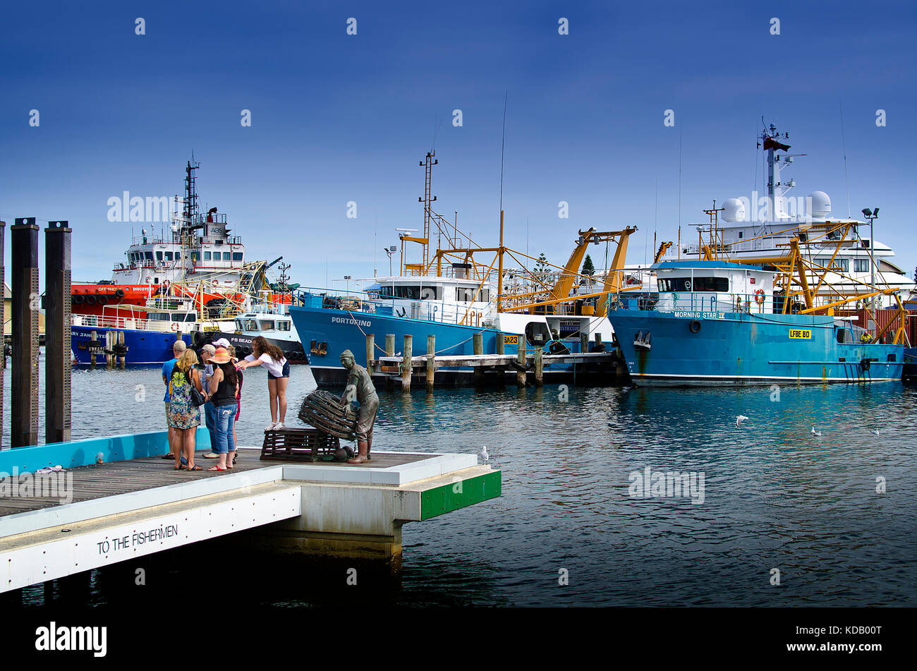 "Der Fischer" der Steg, Boot, Hafen, Fremantle, Western Australia erinnert an die Fischer, die die lokale Fischerei gestartet Stockfoto