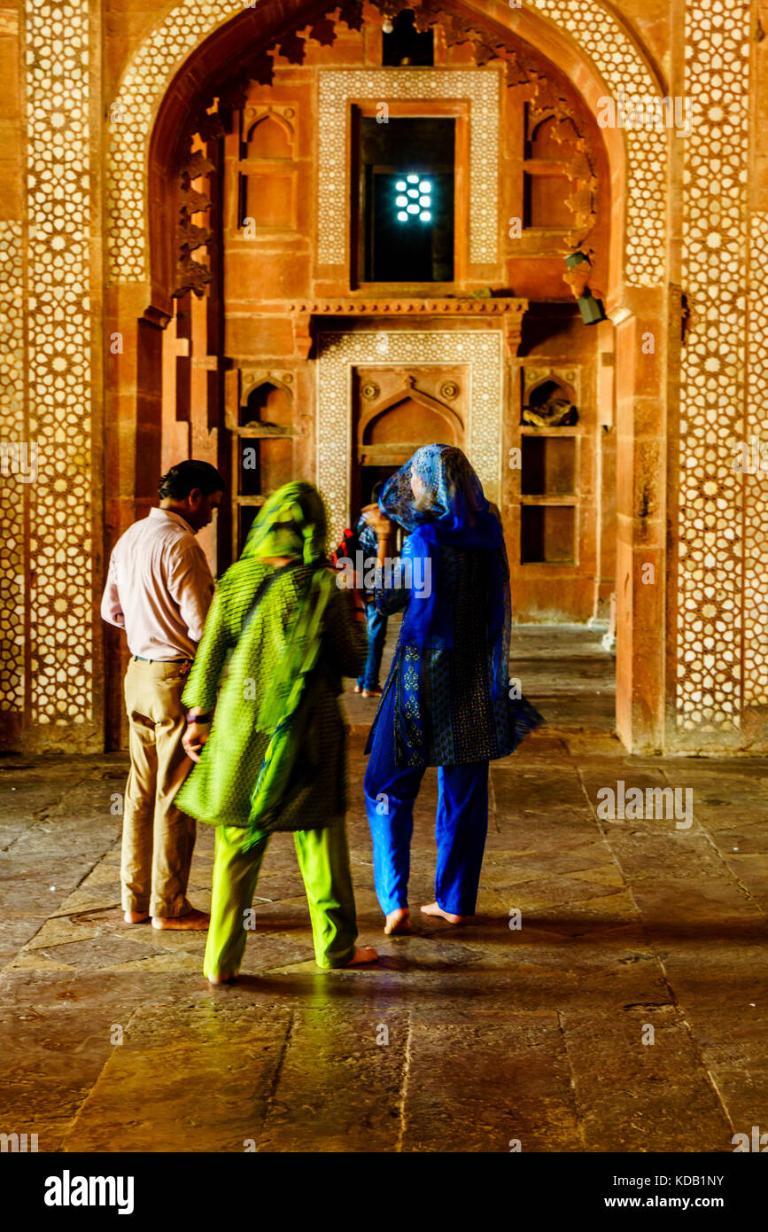 Zwei westliche Frau in indische Kleidung an einem Tempel in Fatehpur Sikri bei Agra, Indien angezogen Stockfoto