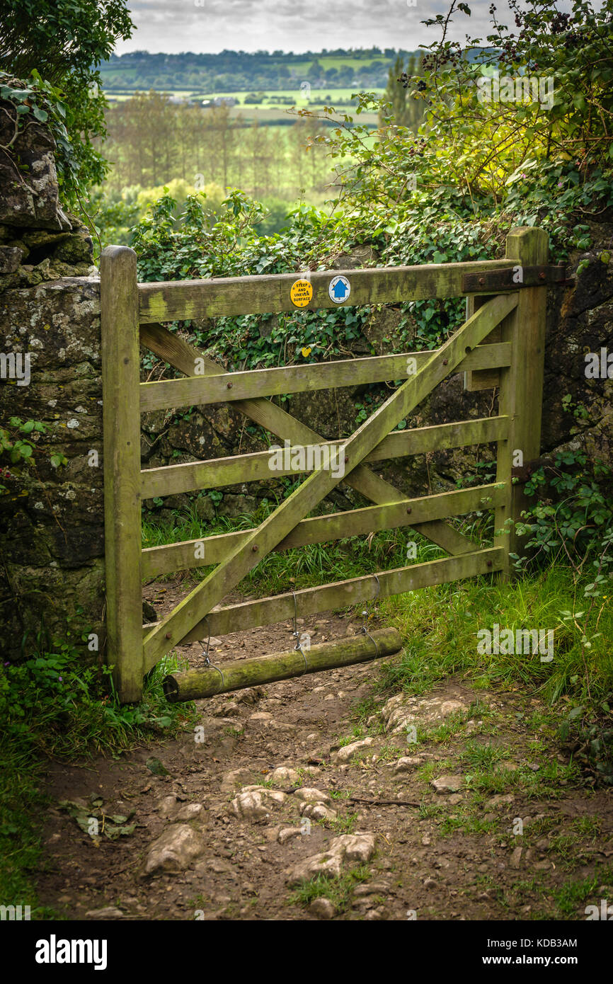 Eine Five-Bar-Tor führt zu einer öffentlichen Reitweg auf einem steilen und unebenen Fußweg in ländlichen Somerset, England. Stockfoto