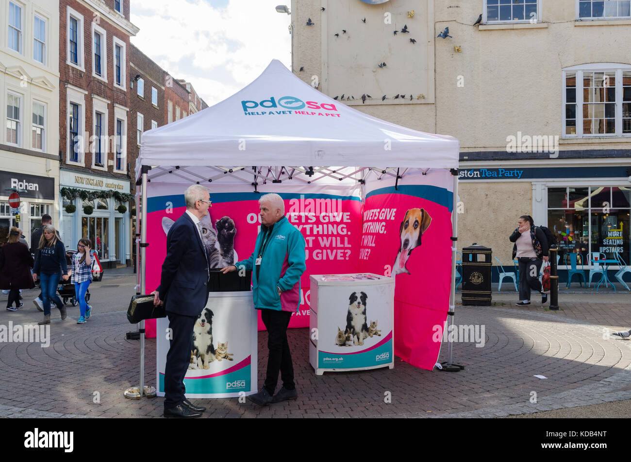 PDSA Fundraising in der Broad Street, Worcester, Großbritannien Abschaltdruck Stockfoto