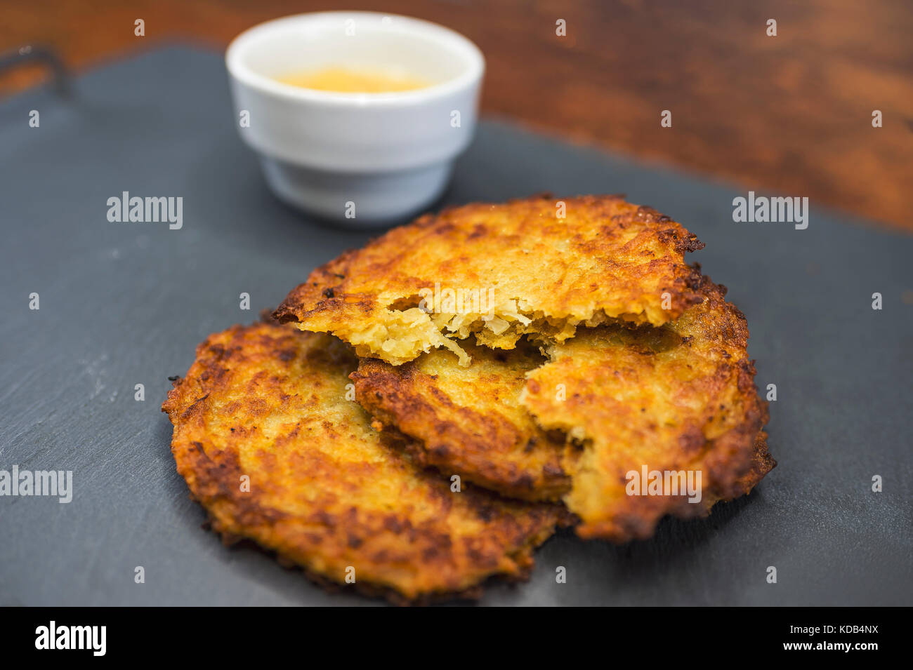 Kartoffelpuffer mit Apfelmus Stockfotografie - Alamy