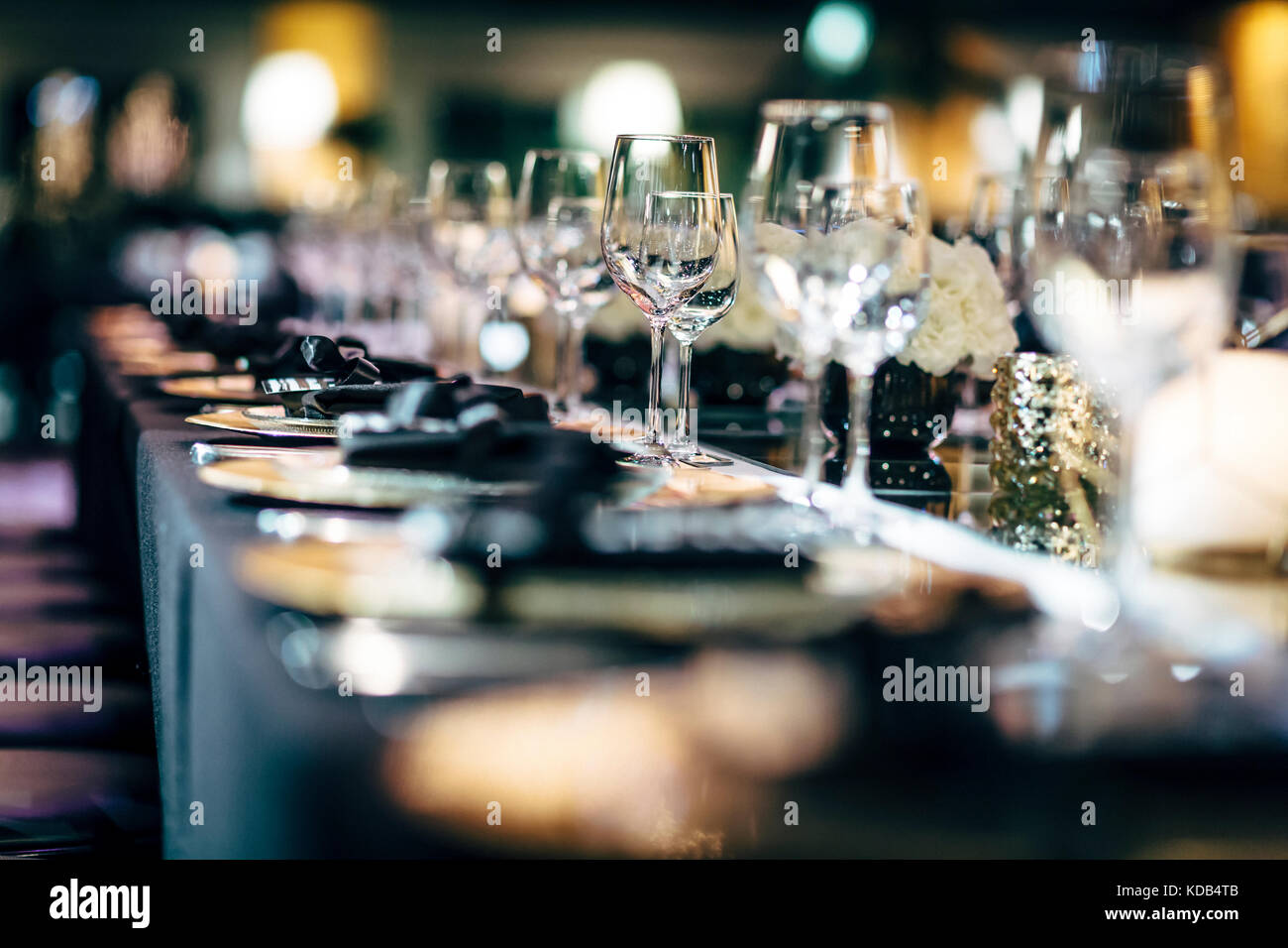 Luxus Tabelle Einstellungen für feine und Glaswaren, schöner Hintergrund verschwommen. Vorbereitung für Urlaub Weihnachten und hannukah Abendessen Nacht. Stockfoto