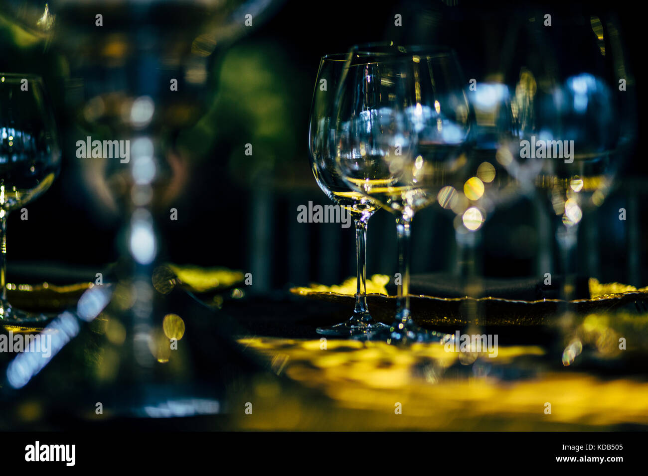 Luxus Tabelle Einstellungen für feine und Glaswaren, schöner Hintergrund verschwommen. Vorbereitung für Urlaub Weihnachten und hannukah Abendessen Nacht. Stockfoto