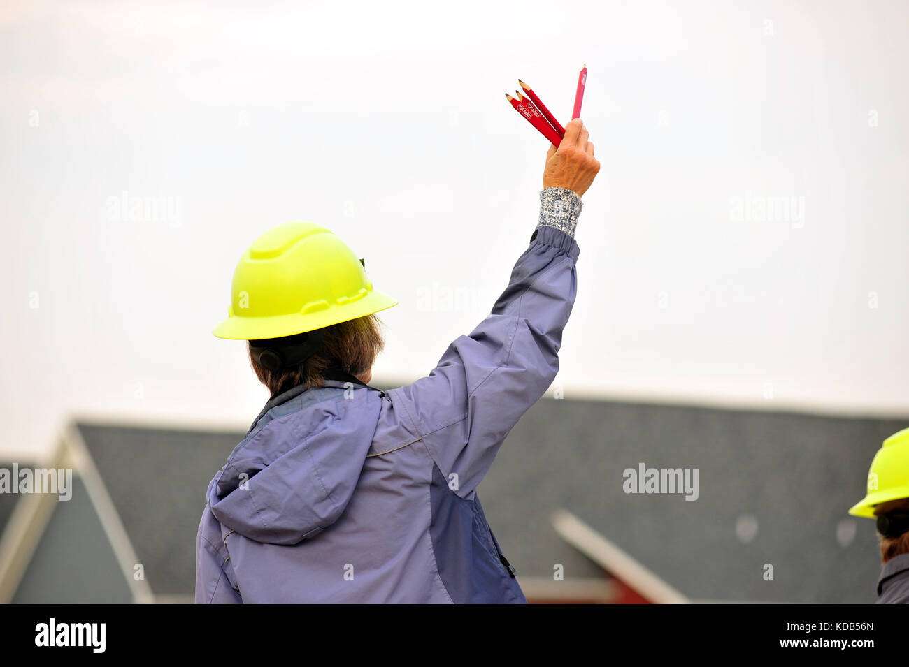 Ein Bauherr die Bleistifte auf einer Baustelle in London, Ontario in Kanada. Stockfoto