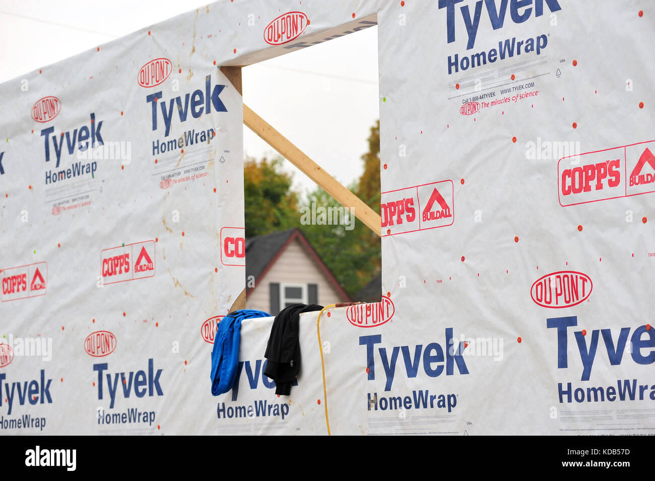 Tyvek home Verpackung auf einer Baustelle in London, Ontario in Kanada. Stockfoto