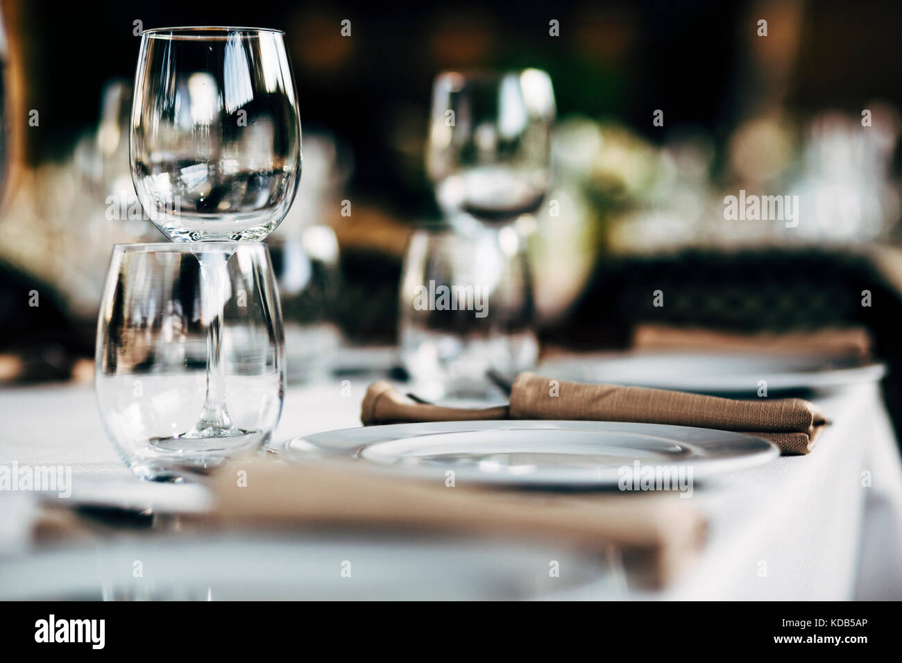 Luxus Tabelle Einstellungen für feine und Glaswaren, schöner Hintergrund verschwommen. Vorbereitung für Urlaub Weihnachten und hannukah Abendessen Nacht. Stockfoto