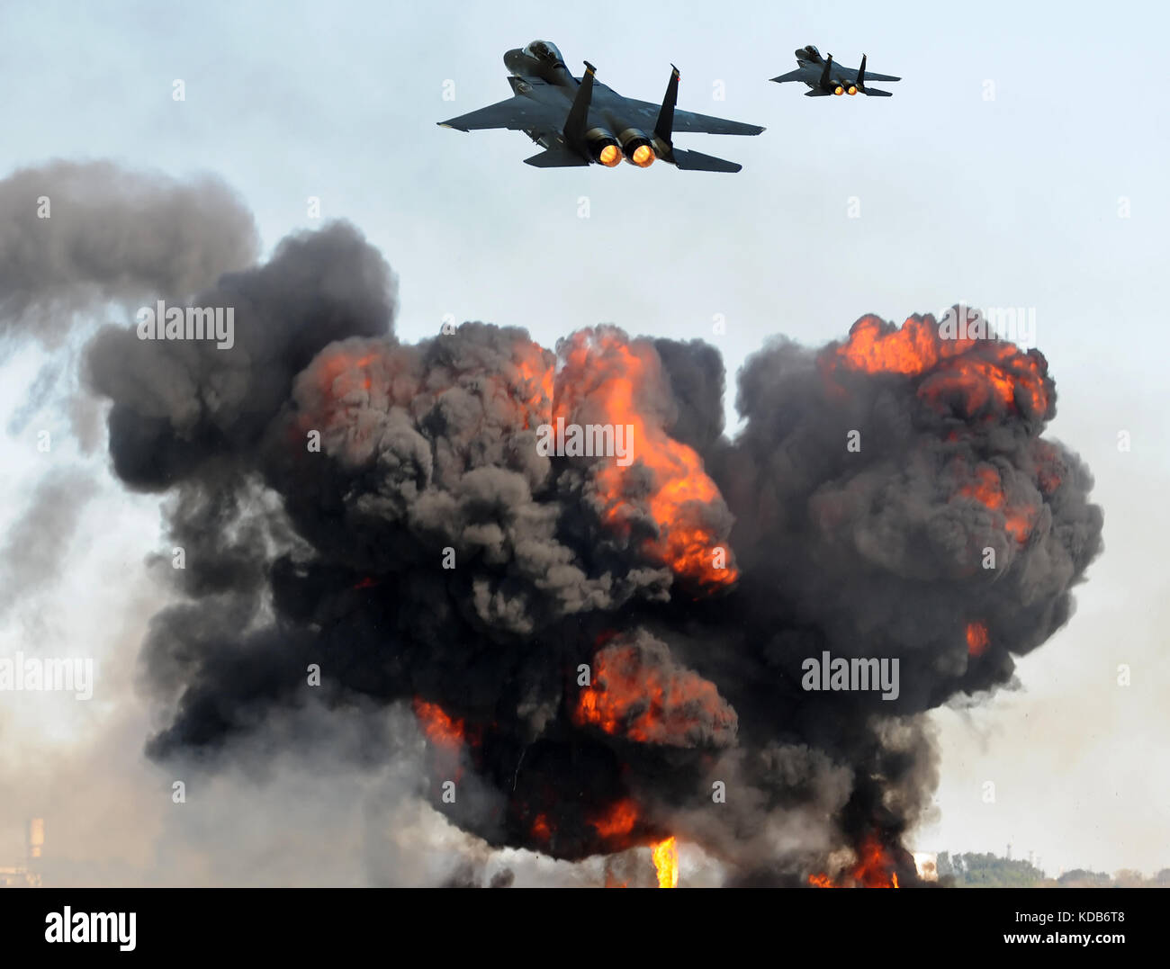 Luftangriff durch zwei Kampfjets Stockfoto