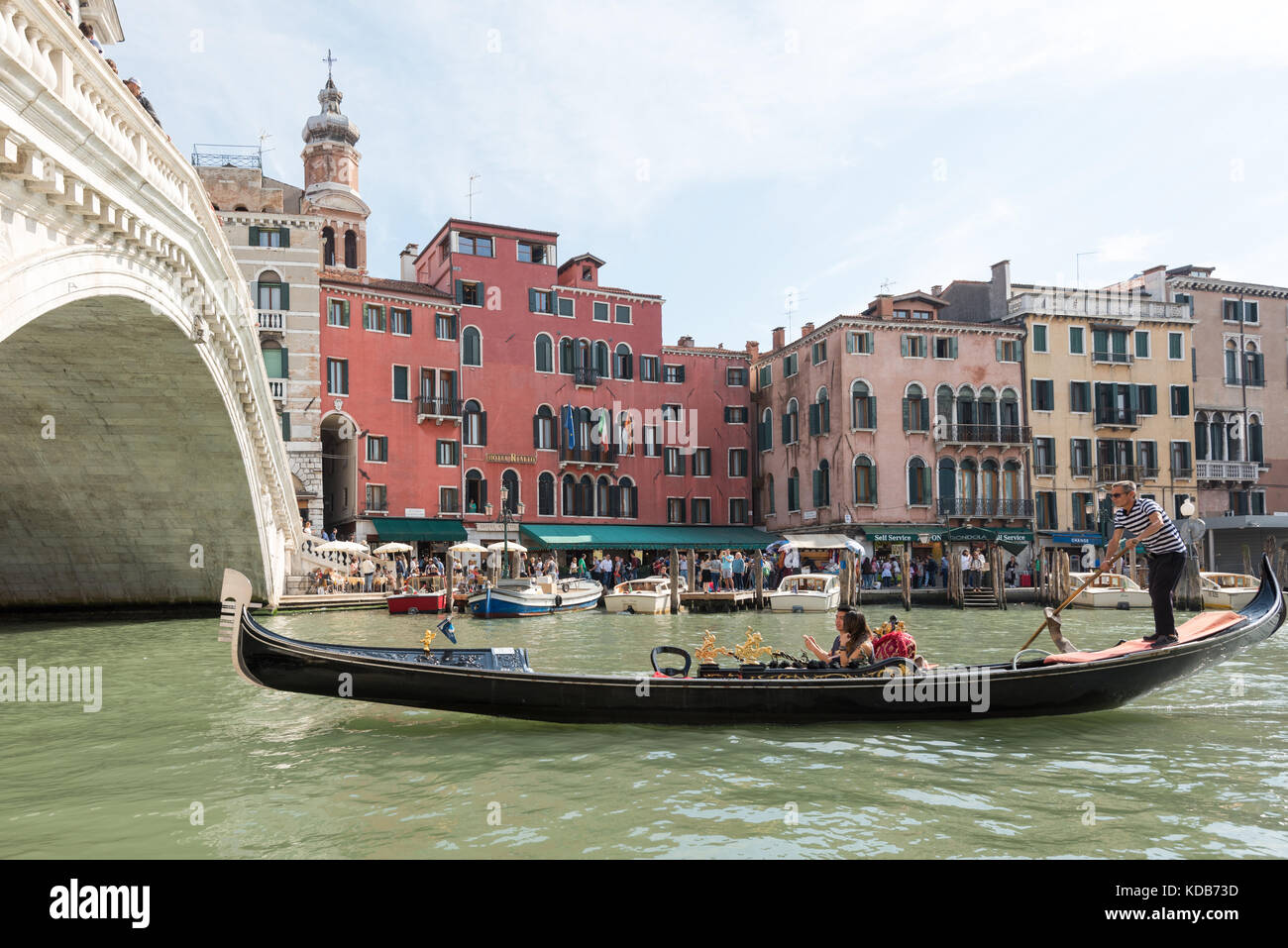 Venedig, Italien, 29. September 2017: die berühmte Ponte di Rialto (Rialtobrücke) mit traditionellen Gondel in Venedig, Italien. Stockfoto