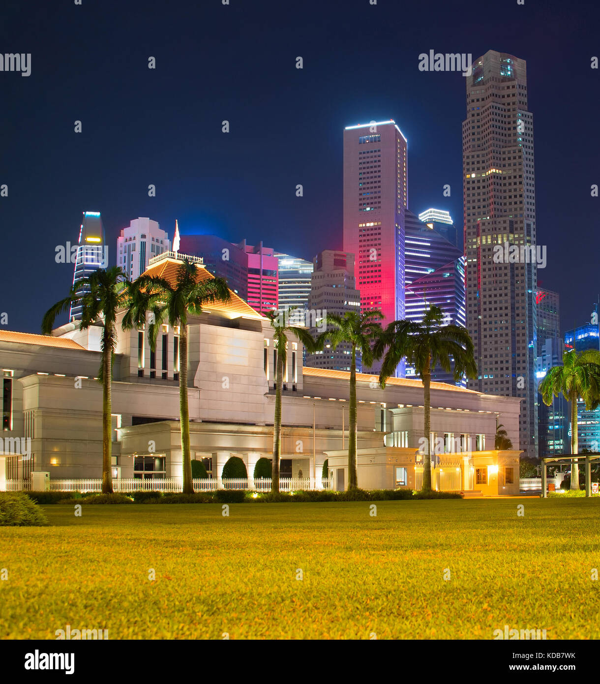 Blick auf Singapur Parlamentsgebäude bei Nacht. Raffles Place im Hintergrund. Stockfoto