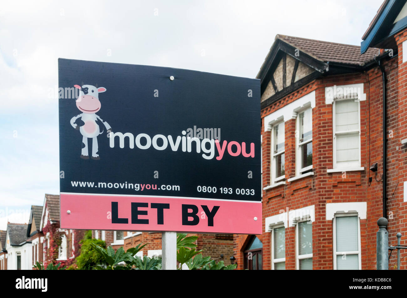 Ein Schild an einem Haus lassen sie durch Sie oder Mooving Moovingyou.com online Immobilien Stockfoto