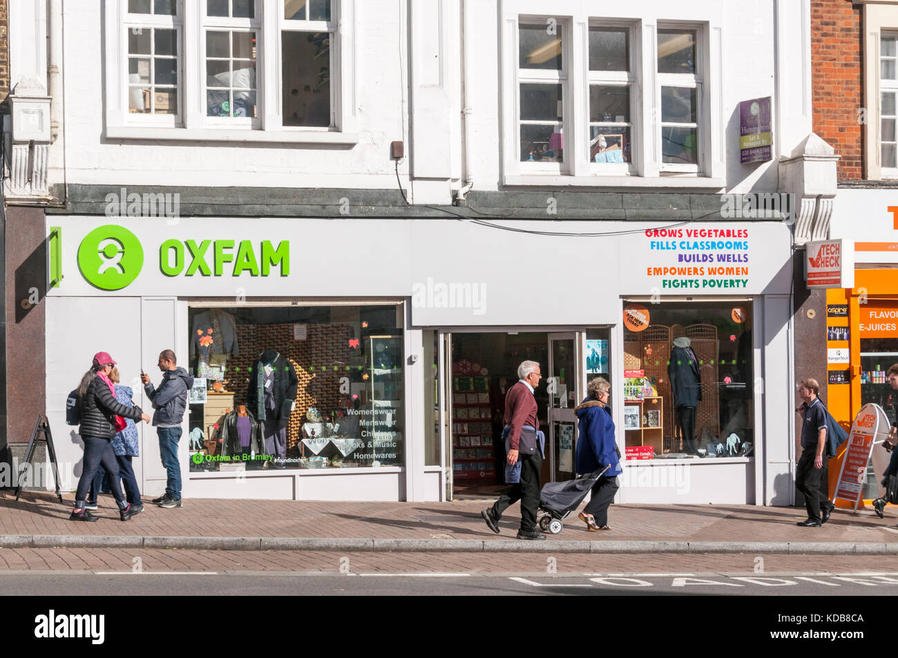 Ein Oxfam Charity Shop in Bromley High Street, London. Stockfoto