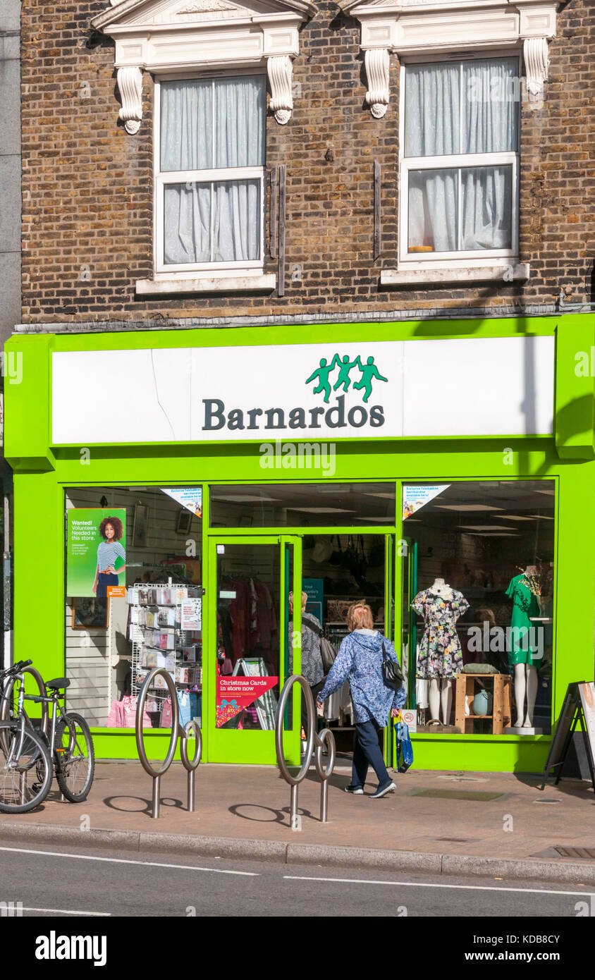 Eine Barnardos Charity Shop in Bromley High Street, London. Stockfoto