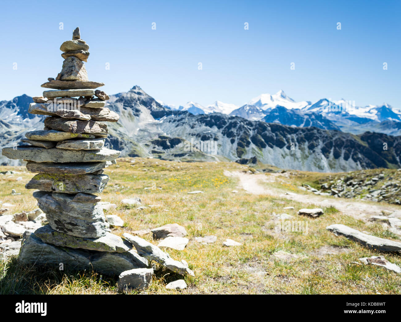 Ein Cairn liegt oben auf dem Berg illhorn in der Schweiz. Stockfoto