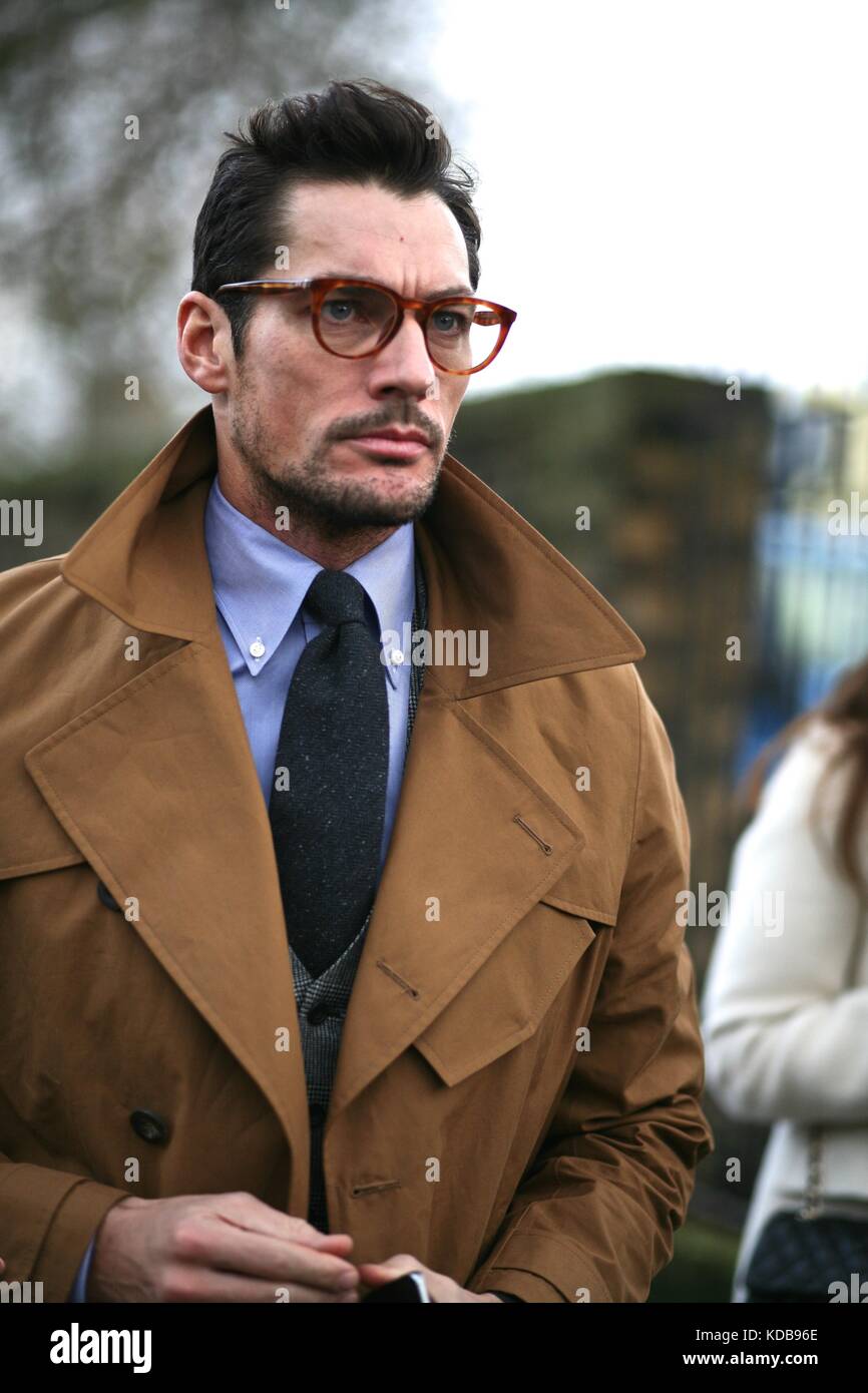 David gandy Tragen einer Brille und einem Trenchcoat während Mens Fashion Week london Jan street style 2016 *** für redaktionelle Verwendung nur*** Stockfoto