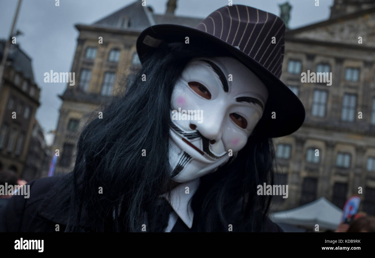 Street Artist in anonymisierter Guy Fawkes Maske. Amsterdam. Stockfoto