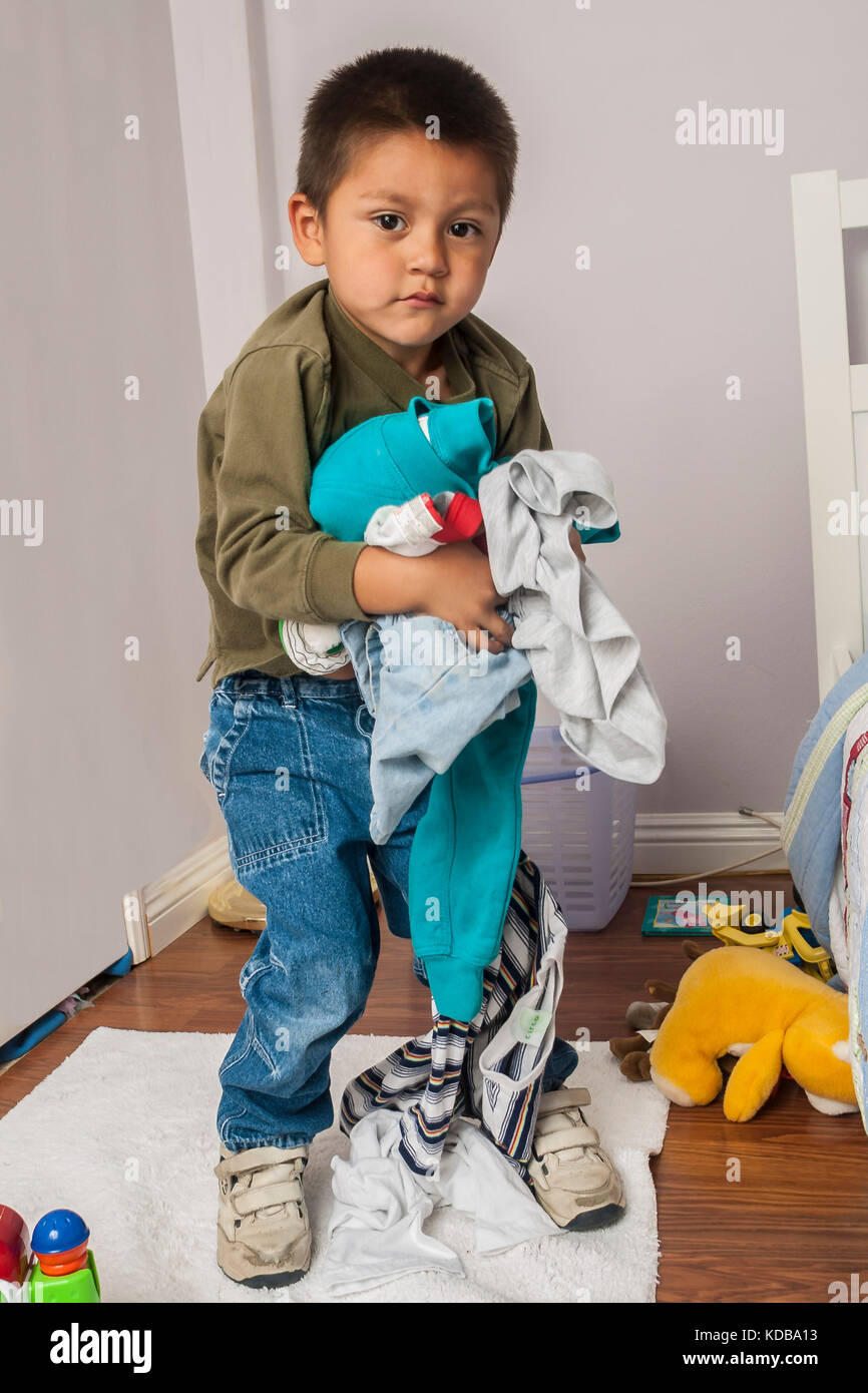 Kindheit Hispanic 4-5 Jahre alten Jungen, der Reinigung sein Schlafzimmer, tägliche Aufgaben verantwortlich unterschiedlichen Ethnizität vor Kalifornien © Myrleen Pearson Stockfoto