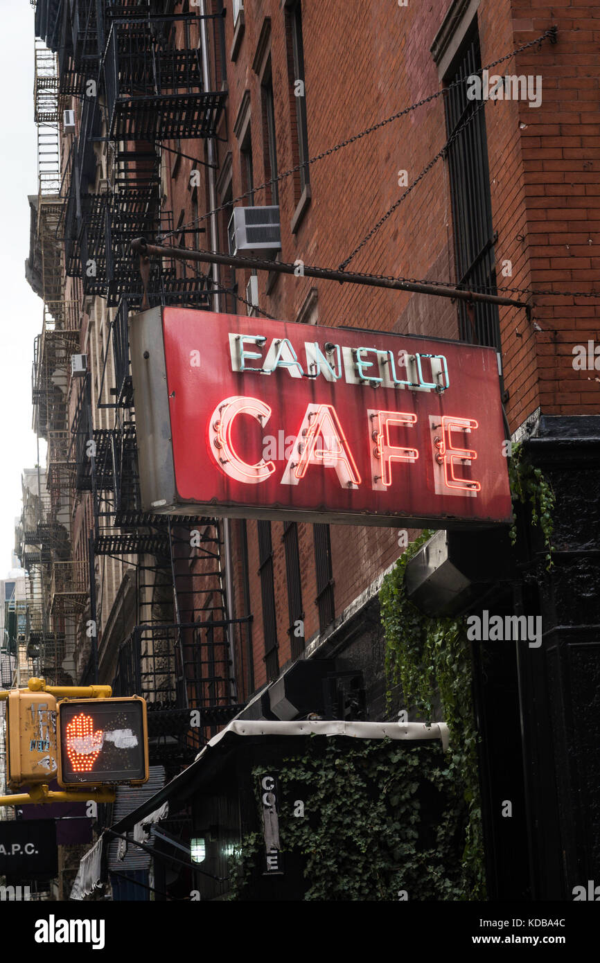 Fanelli Cafe Neonschild im SoHo Historic District, New York City, USA Stockfoto