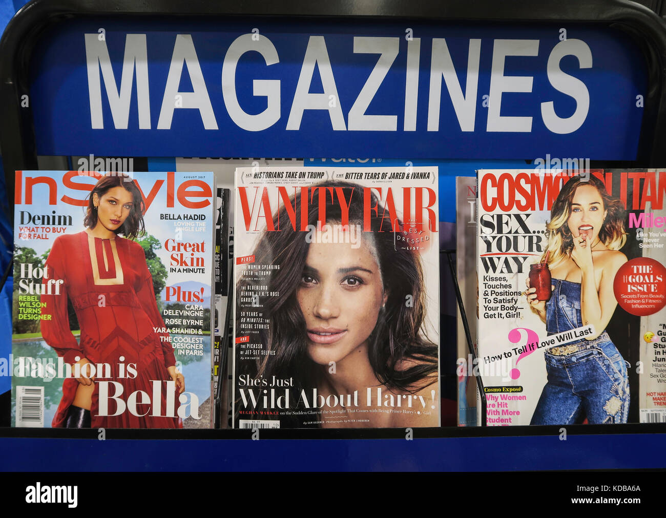 Zeitschriftenständer mit Magazin-Cover (Cover) Stockfoto