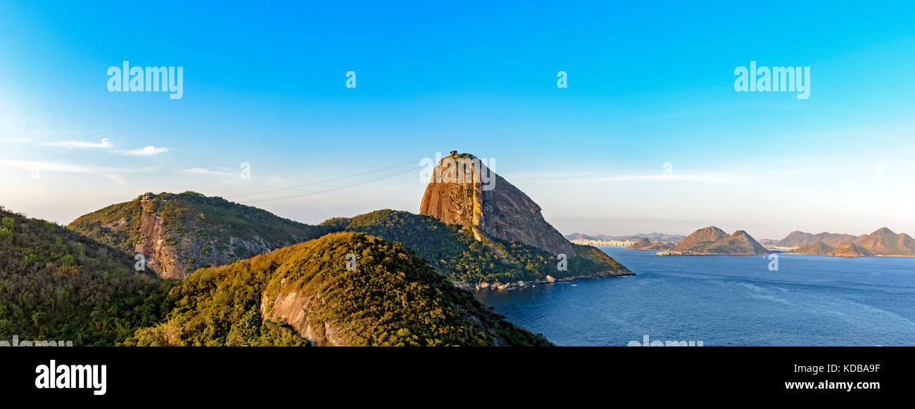 Draufsicht auf den Pão de Açucar, die Guanabara Bucht, das Meer und die Hügel und Berge von Rio de Janeiro mit der Stadt Niteroi im Hintergrund Stockfoto