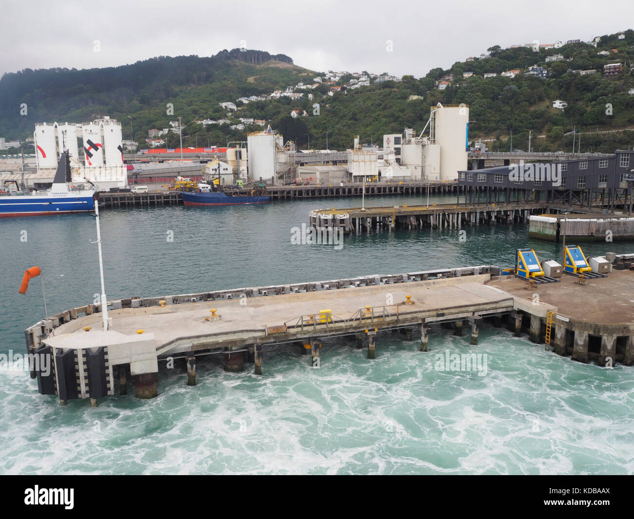 Hafen von Wellington in Neuseeland - Ansicht von der Interislander Fähre. Stockfoto