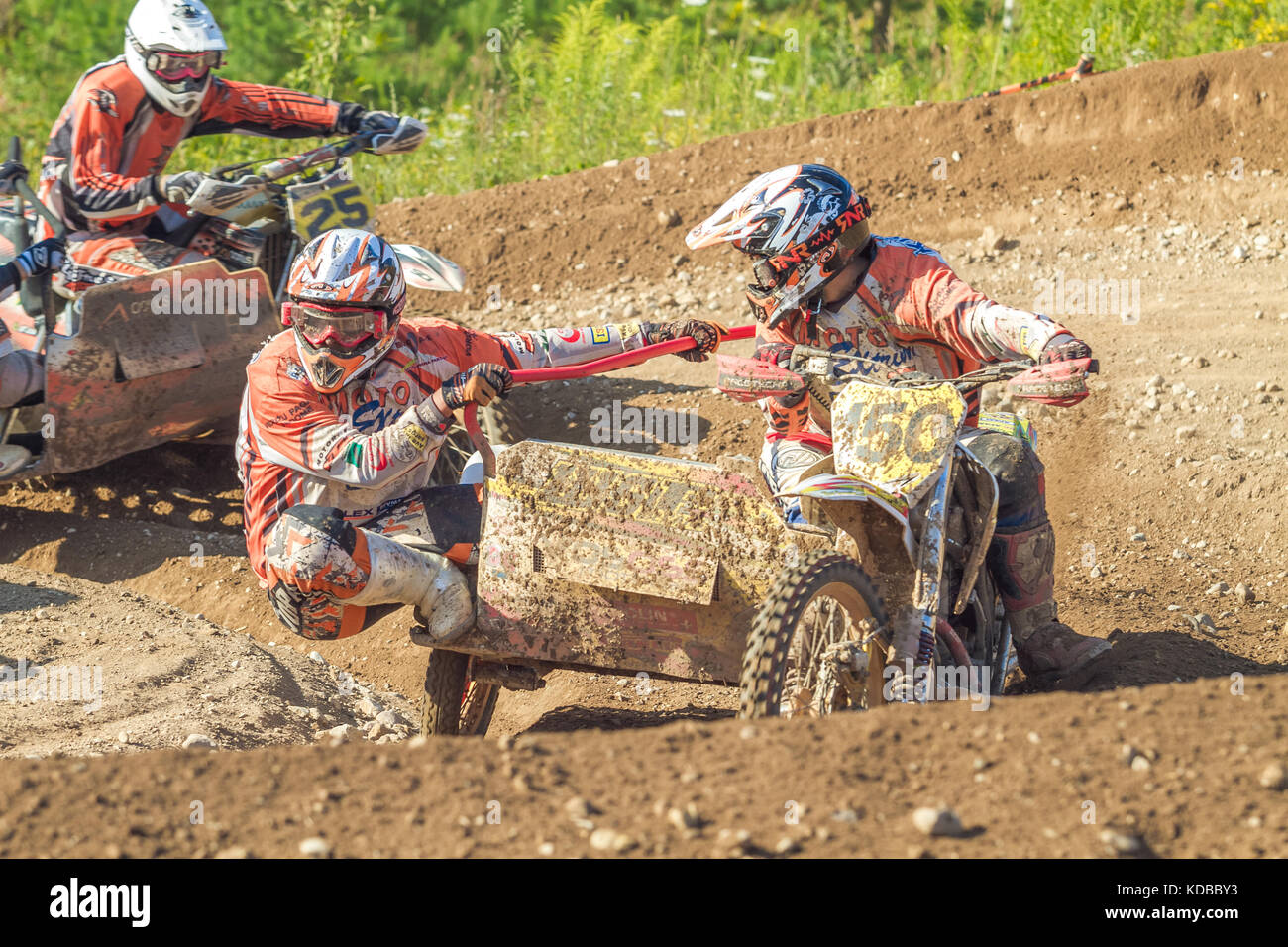 Lettland, Cesis, world championship Motocross, Beiwagen, Treiber mit Verfolger und Motorrad. 2012 Stockfoto