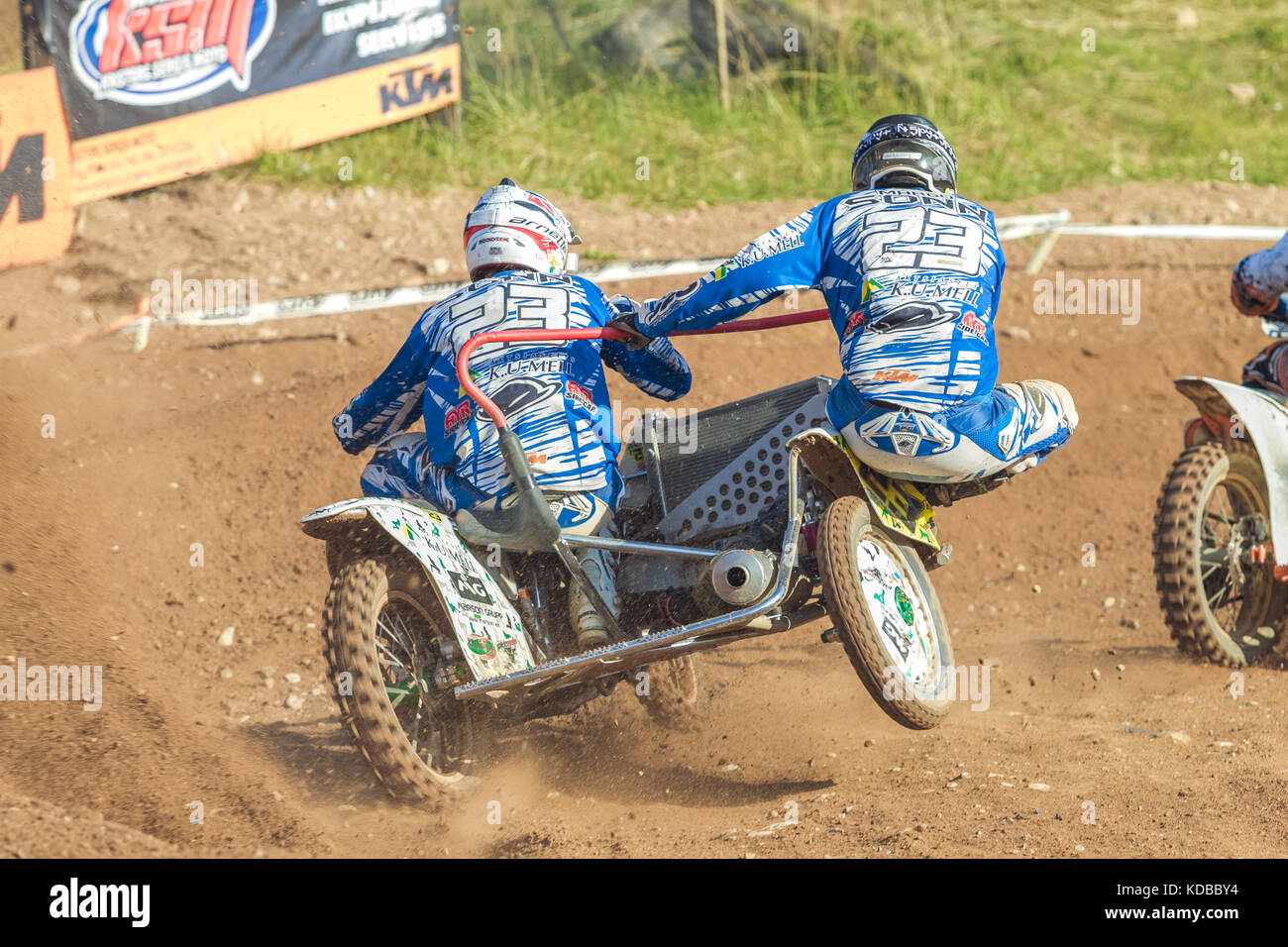 Lettland, Cesis, world championship Motocross, Beiwagen, Treiber mit Verfolger und Motorrad. 2012 Stockfoto