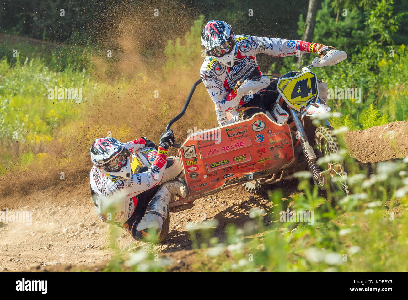 Lettland, Cesis, world championship Motocross, Beiwagen, Treiber mit Verfolger und Motorrad. 2012 Stockfoto