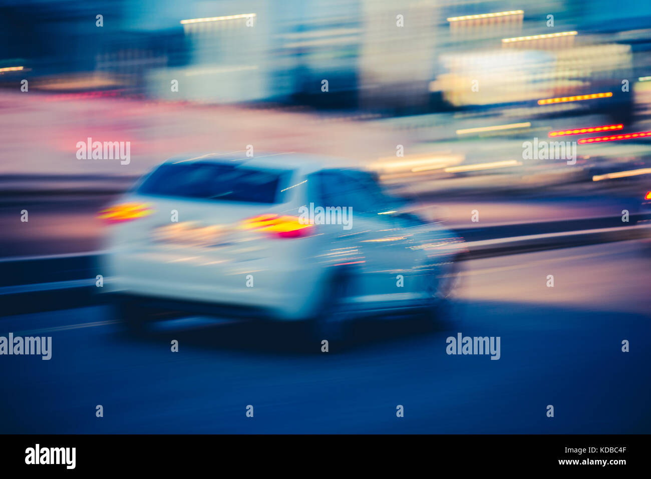 Mehrfarbige bokeh der Autos an Rush Hour in Mailand Stadt städtische Umgebung - Defokussierten Stau im Autobahnkreuz - Verkehrskonzept mit unscharfen Landmaschinen Stockfoto