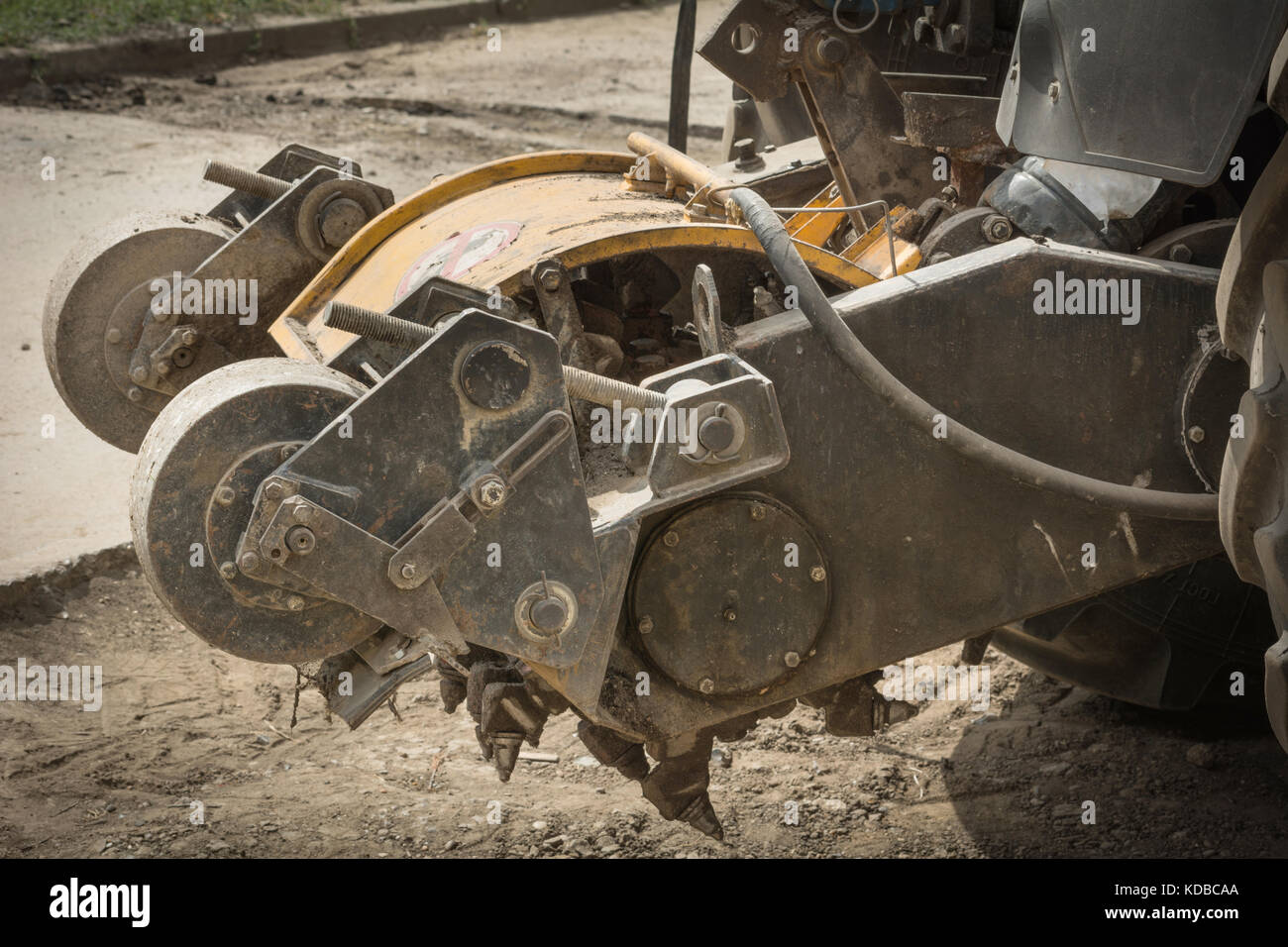 Säge zum Schneiden von Asphalt, montiert auf einem Traktor. asphalt Schneidemaschine Stockfoto