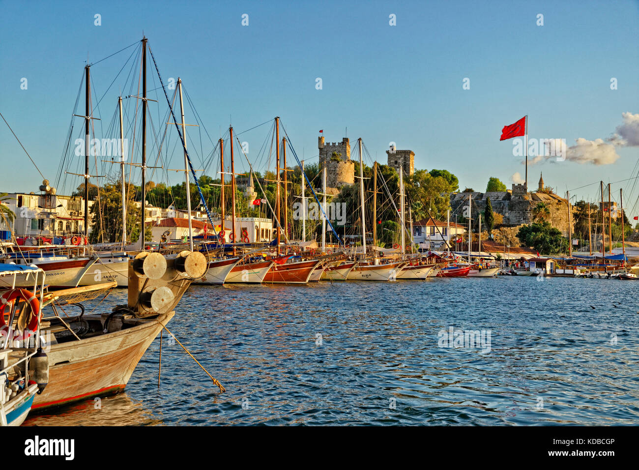 Hafen und Schloss von St. Peter in Bodrum, Provinz Mugla, Türkei. Stockfoto