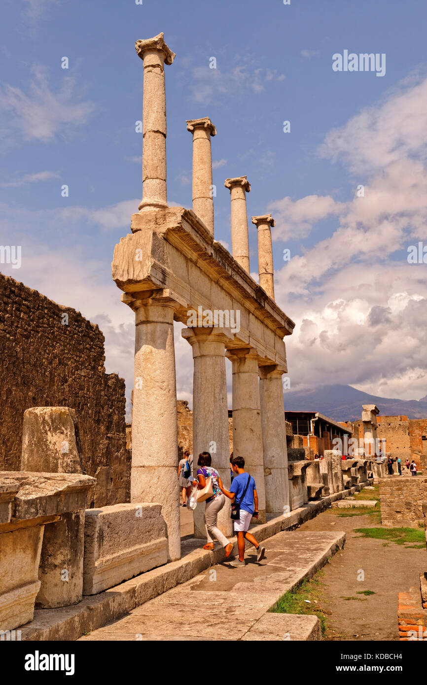 Arcadian weg mit dorischen Säulen auf dem Forum in den Ruinen der römischen Stadt Pompeji in Cortona in der Nähe von Neapel, Italien. Den Vesuv in der Ferne. Stockfoto