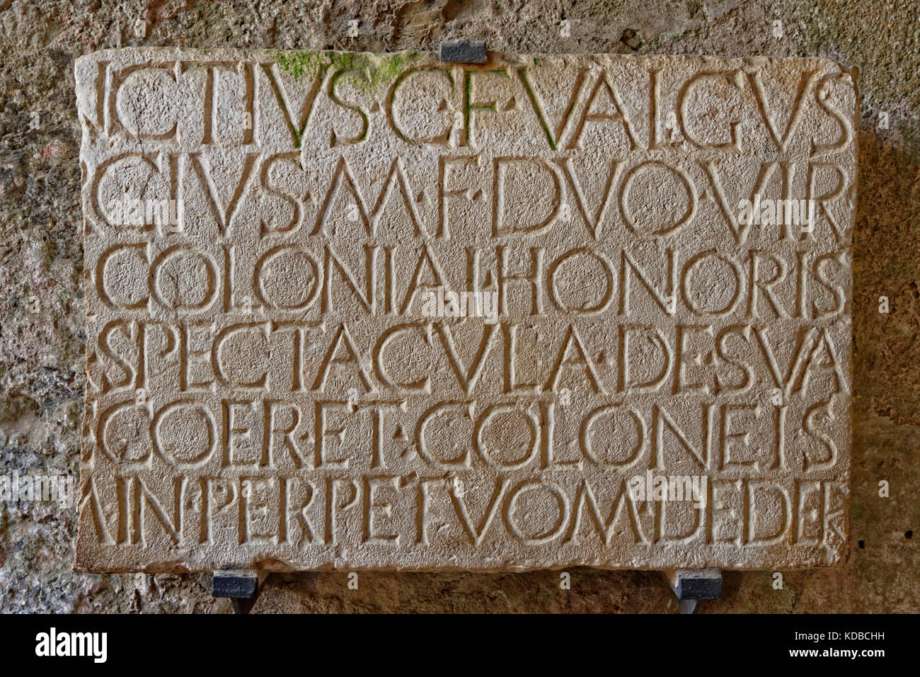 Eingraviert in lateinischer Schrift Mauerwerk am Amphitheater in den Ruinen der römischen Stadt Pompeji in Cortona, in der Nähe von Neapel, Italien. Stockfoto